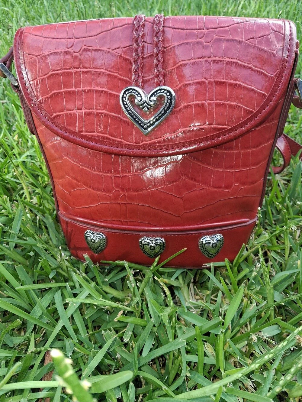 GORGEOUS RED FAUX CROC STYLE EMBOSSED PURSE. VIBRANT SILVER TONE HARDWARE.